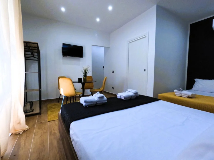 BlackWoody Contemporary Rooms - Napoli Centro Storico — забронировать отель в Неаполе