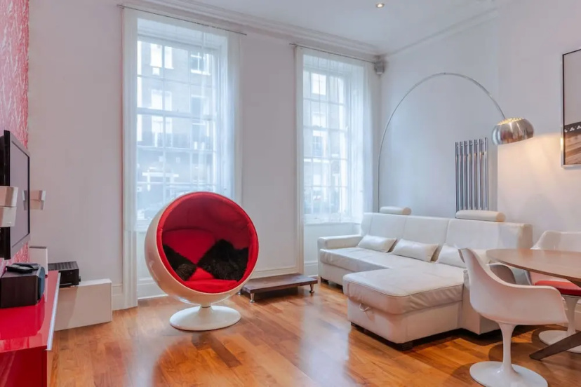 The Red Room Apartment - Fitzrovia - by Frankie Says — забронировать отель в Лондоне