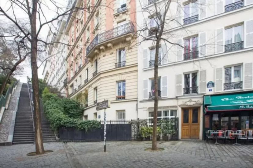 Charming apartment Montmartre — отель с удобствами в Париже
