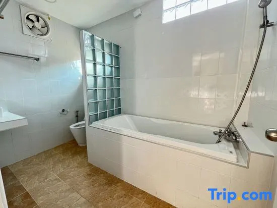 Luxury 6BHK Villa in Pattaya @OzyStays — отель с удобным расположением в Паттайе