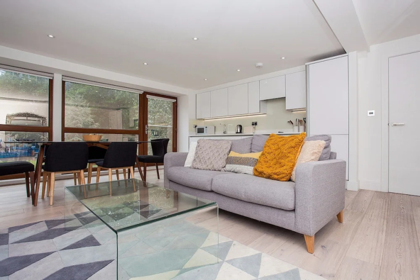 Цены на Spacious East London 2 Bedroom Apartment Sleeps 4 в Лондоне