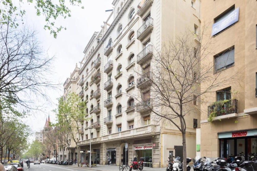 Large & beautiful apartment 4min from Passeig de Gràcia — отель в Барселоне, Испания