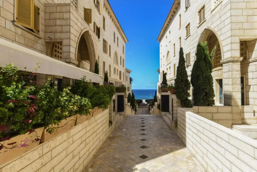 Grand Apartment with Amazing Balcony with Sea View — отель в Тель-Авиве, Израиль
