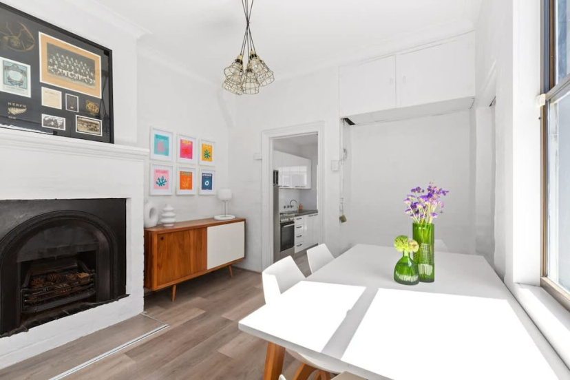 Peaceful 2 Bedroom With Private Backyard and BBQ — отель с удобным расположением в Сиднее