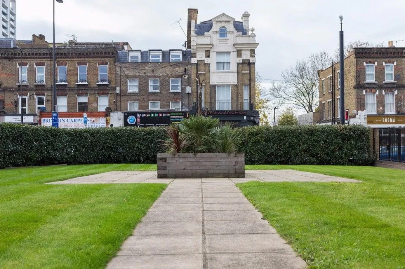 Two Bedroom Apartment near Brixton Station — отель с удобным расположением в Лондоне