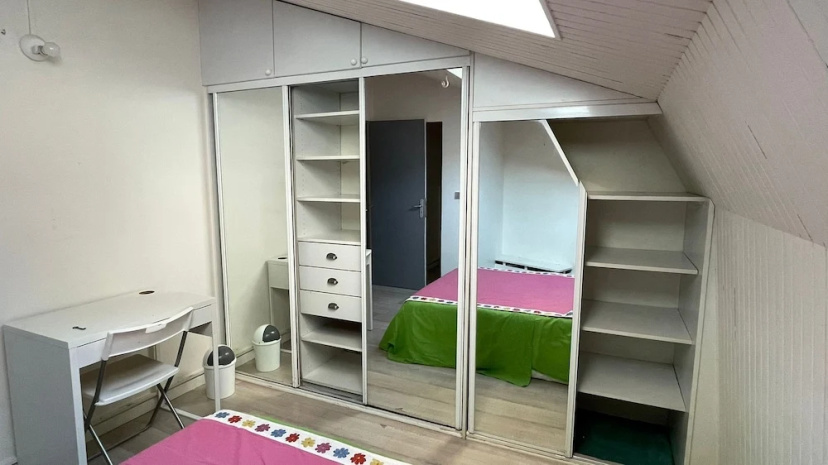 Bright bedroom in a family house — отель с удобствами в Париже
