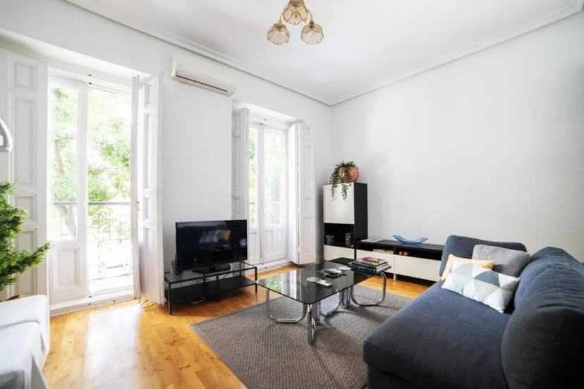 Bright apartment in Historical City Center — отель с удобствами в Мадриде