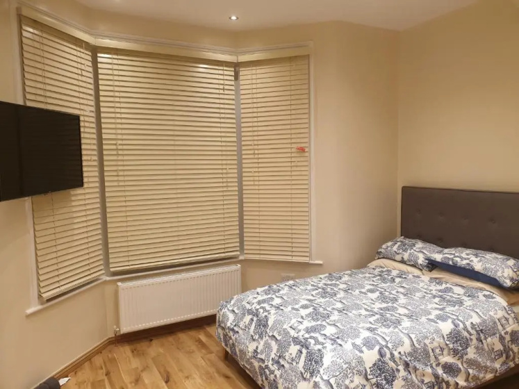 London Luxury Apartments 5 min walk from Ilford Station, with FREE PARKING FREE WIFI — отель с удобным расположением в Лондоне