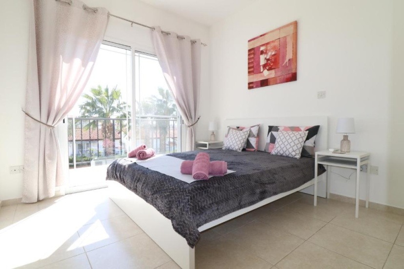 Cyking 2 bed Apartment with pool & 10 min to beach — отель в Пафос, Кипр