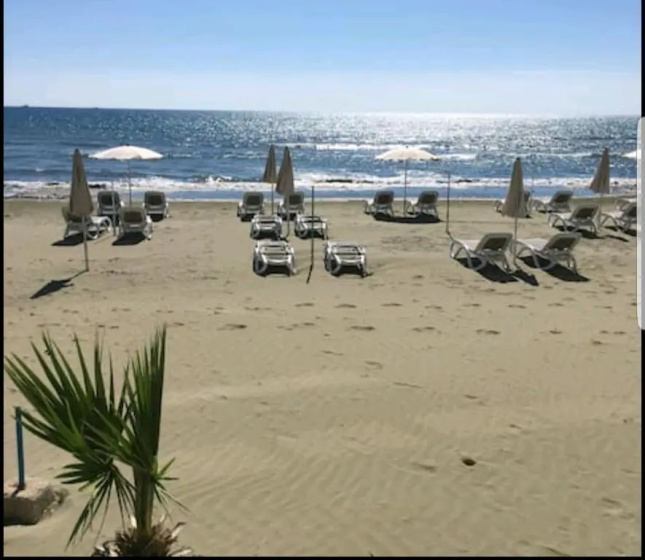 Bettys 1br seafront apt — комфортный отель в Ларнака