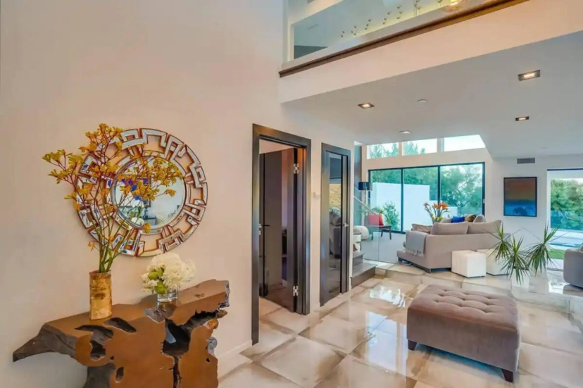 Troy Dr - Sleek & Modern Hollywood Hills Home With Stunning Views — комфортный отель в Лос-Анджелесе