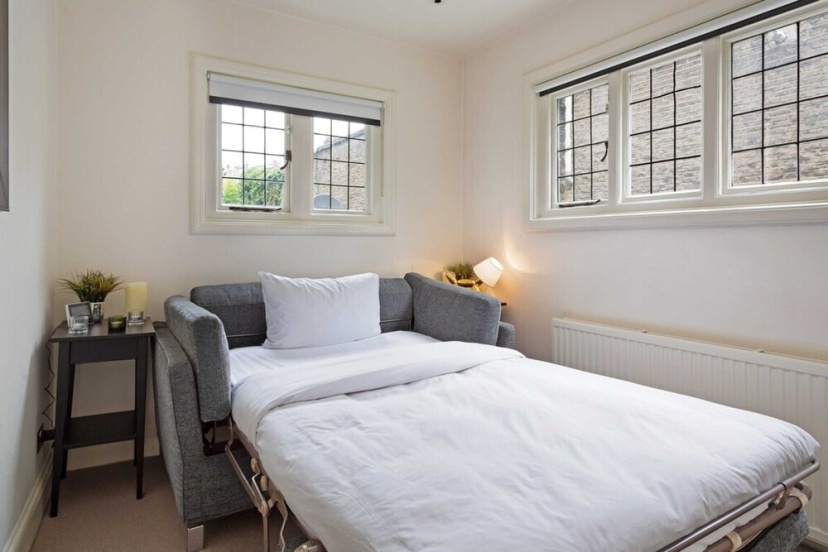 Bright 2 Bedroom Apartment in South Kensington — отель с удобствами в Лондоне