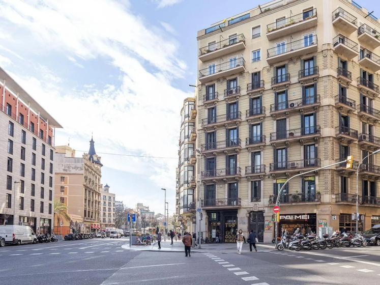 Luxurious apartment for 8 people recently renovated in the center of Barcelona — отель с удобным расположением в Барселоне