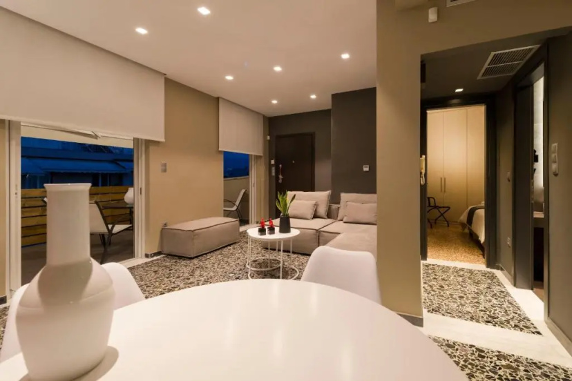 Ma Maison Nο 1, Penthouse, Acropolis and Lycabettus view, Ultra High Speed Internet 300 Mbps, 15' to Acropolis by metro, 1' from Metro Station — отель с удобным расположением в Афины