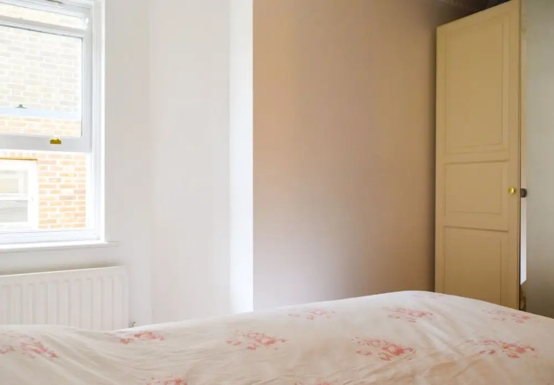 Comfortable 2 Bedroom Apartment By Earls Court — отель с удобным расположением в Лондоне
