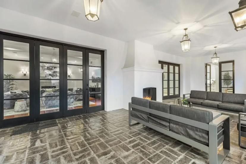 Spanish Villa - Stunning Coldwater Canyon Villa With Pool and Views — отель с удобным расположением в Лос-Анджелесе