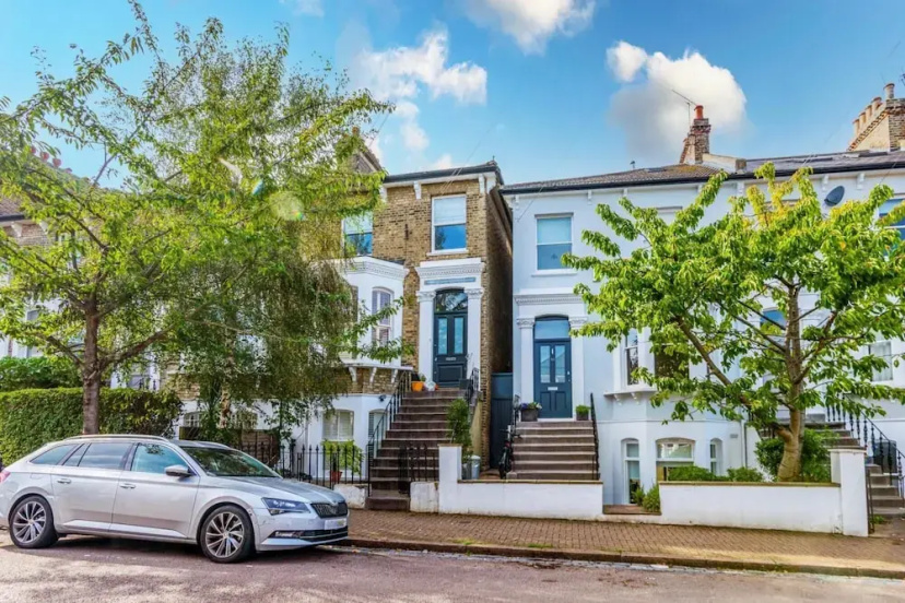 Beautiful & Cosy 1-bedroom Apartment in Clapham — отель с удобствами в Лондоне