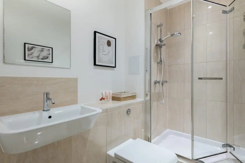 Цены на The Hoxton Docks - Modern & Bright 1BDR Flat With Study Room & Balcony в Лондоне