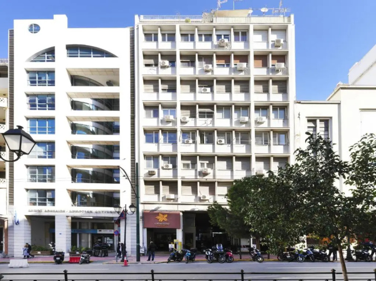 Athenian Apartment with Hot Tub — отель с удобствами в Афины