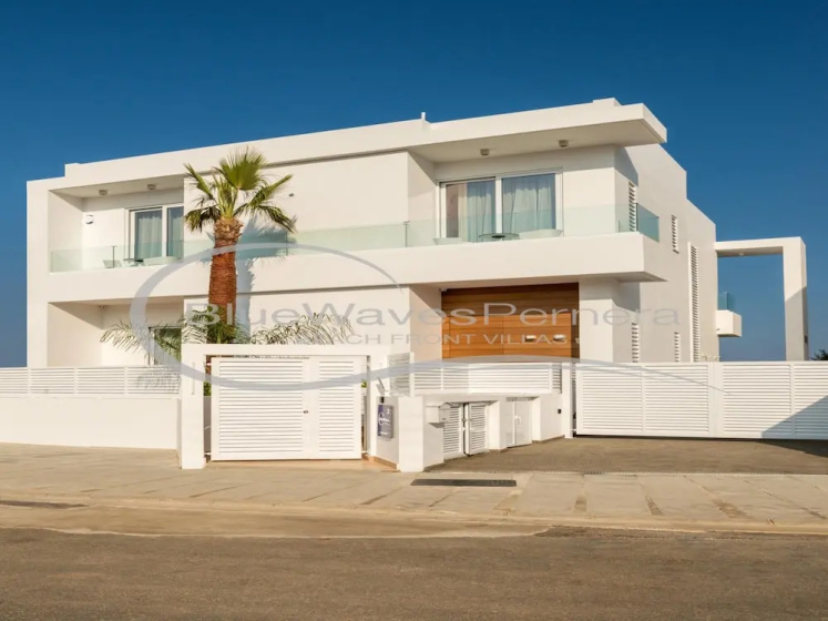 Blue Waves Protaras Beachfront Villa 3 — отель с удобствами в Протарас