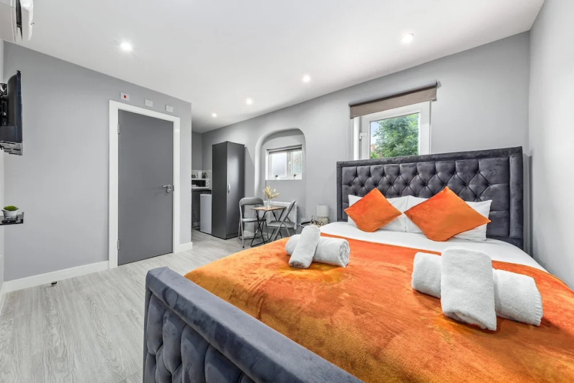 Cozy Ensuite Room In Feltham Hearthrow London Tw13 — комфортный отель в Лондоне