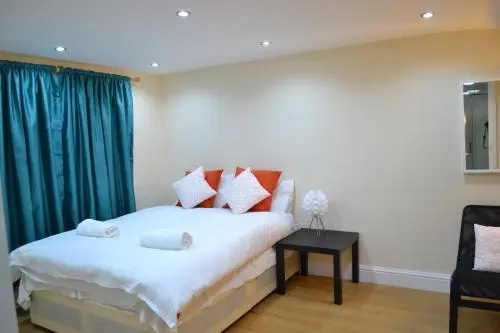 High Street Service Apartment — забронировать отель в Лондоне
