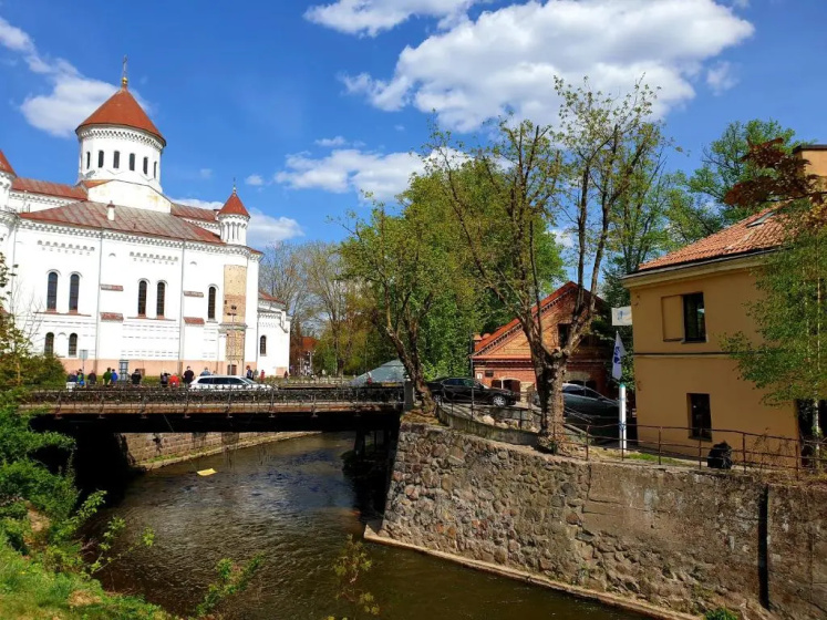 Exceptional Uzupis Bridge 3 Bedroom Apartment — отель с удобствами в Вильнюсе