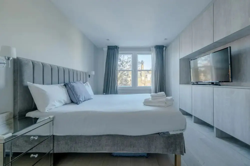 Modern and Luxurious 2 Bedroom Flat - Barons Court — отель с удобным расположением в Лондоне