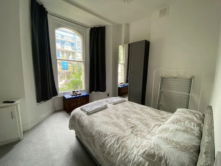 Bustling Western Apartment — забронировать отель в Лондоне