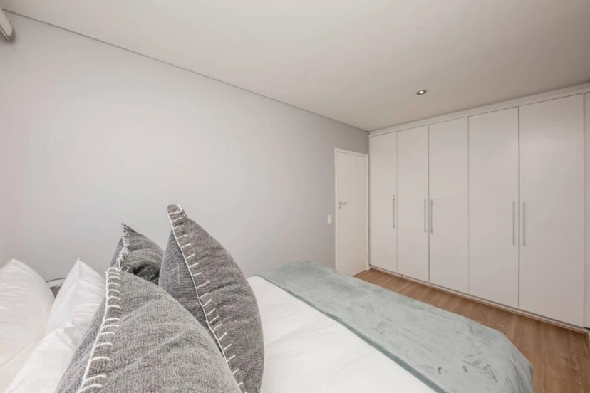 Two Bedroom Mouille Point Apartment Walking Distance to Restaurants Atlantic Views — отель с удобствами в Кейптауне