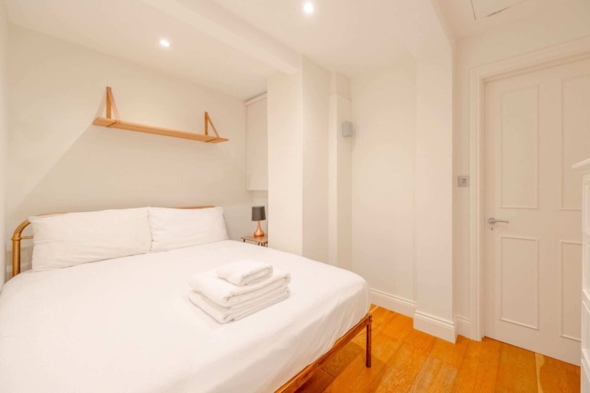 Gorgeous 2BD Flat With Patio - South Kensington! — забронировать отель в Лондоне