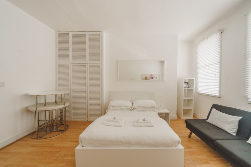 Large Studio Soho & Charing Cross Road — забронировать отель в Лондоне