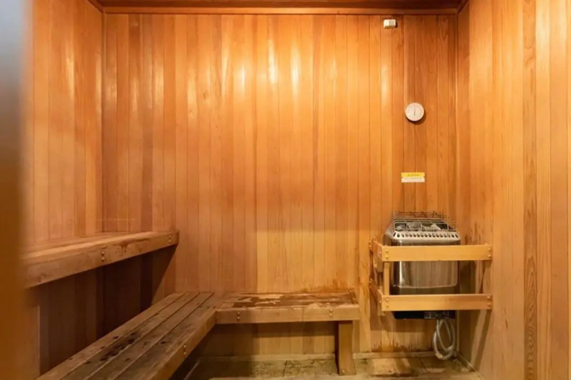 "Resort Style amenities walk to UCLA" w Pool & Parking B2 — комфортный отель в Лос-Анджелесе