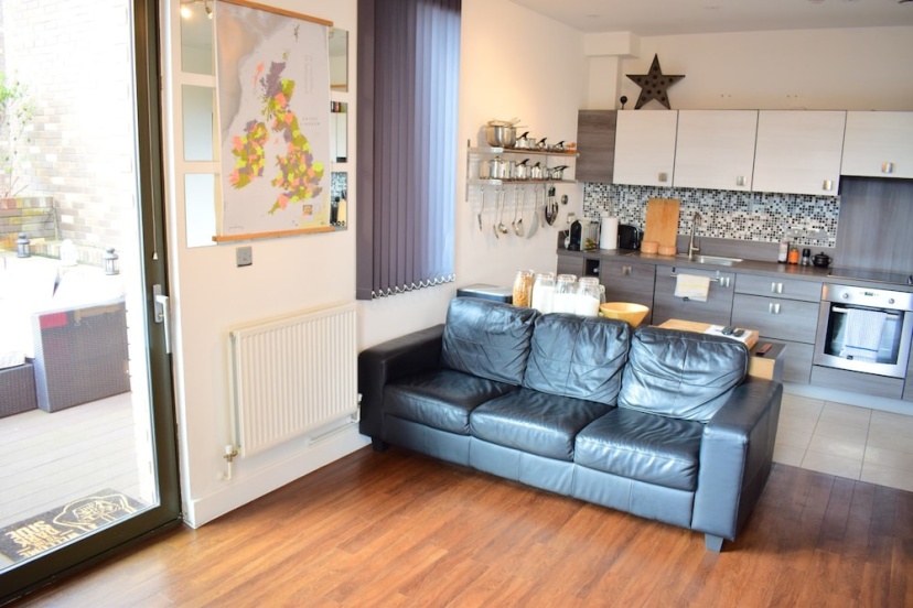 2 Bedroom East London Apartment — забронировать отель в Лондоне