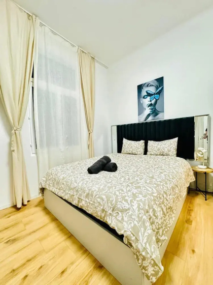Elegant 4BR Apt Near Westbahnhof — отель с удобствами в вене