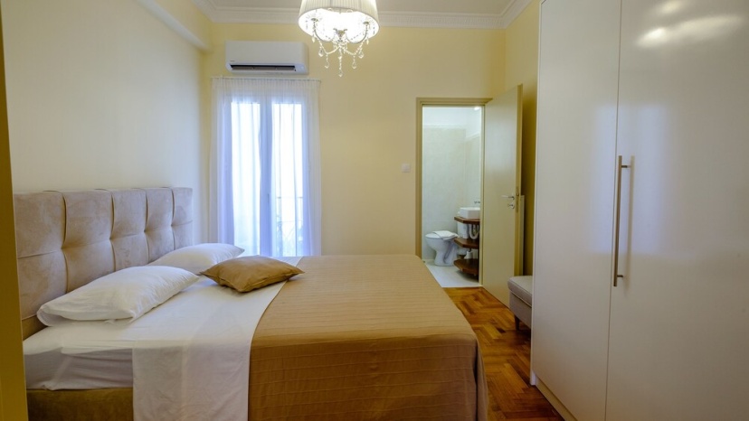 Olala Athens Center 2BR Apartment w/ balcony — отель в Афины, Греция