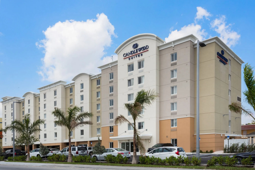 Candlewood Suites Miami Intl Airport-36th St by IHG — отель с удобствами в Майами