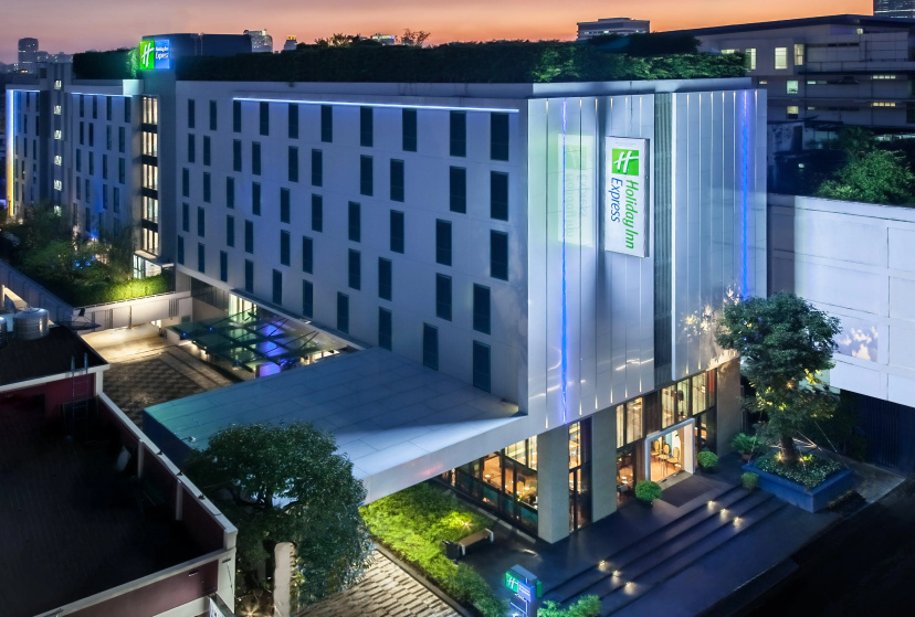 Holiday Inn Express Bangkok Soi Soonvijai by IHG — отель с удобным расположением в Бангкоке