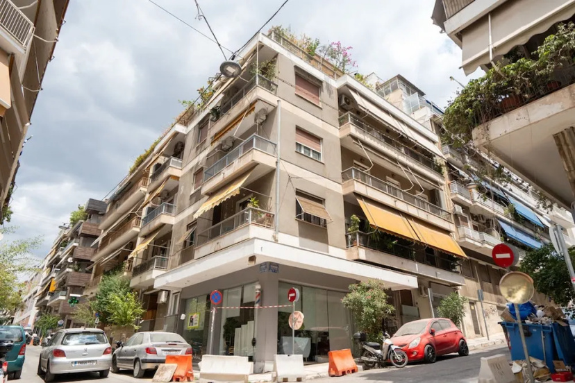 LIV - Premium Pagrati Apartment With View — отель с удобным расположением в Афины