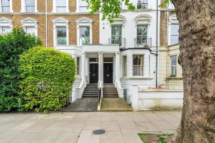 Charming London Apartment With 2 Bedrooms — отель с удобствами в Лондоне