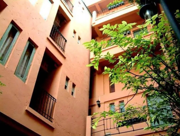 Tuscany Avenue Service Apartment — отель с удобным расположением в Бангкоке