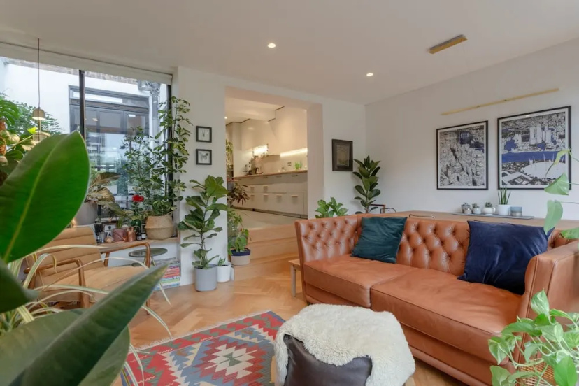 Modern 2 Bedroom Garden Apartment in West Hampstead — отель с удобным расположением в Лондоне