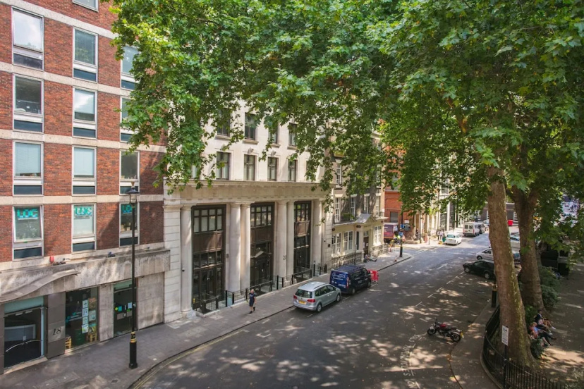 Spacious 1 Bedroom Apartment Near Oxford Street — забронировать отель в Лондоне