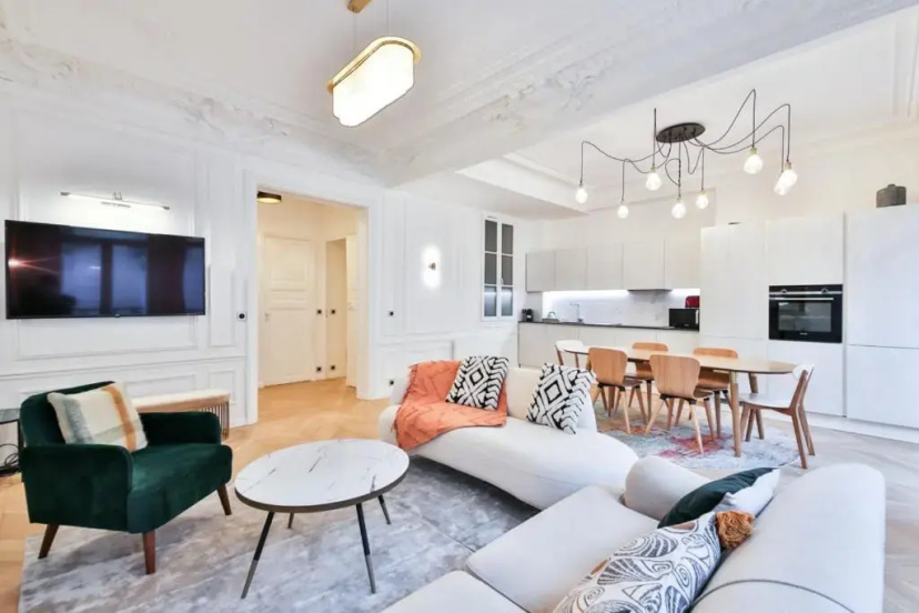 Champs Elysees!Montaigne, New Luxurious 6pers flat — отель с удобным расположением в Париже