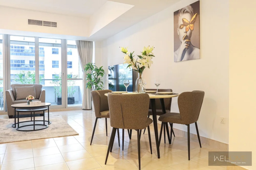 WelHome - Mesmerizing 1BR Apartment in Damac Waves A — отель с удобным расположением в Дубае