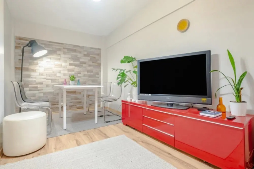 Colorful and Central Flat With Balcony in Kadikoy — комфортный отель в Стамбуле