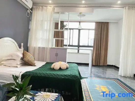 Shanghai National Exhibition and Convention Center Villa — забронировать отель в Шанхае