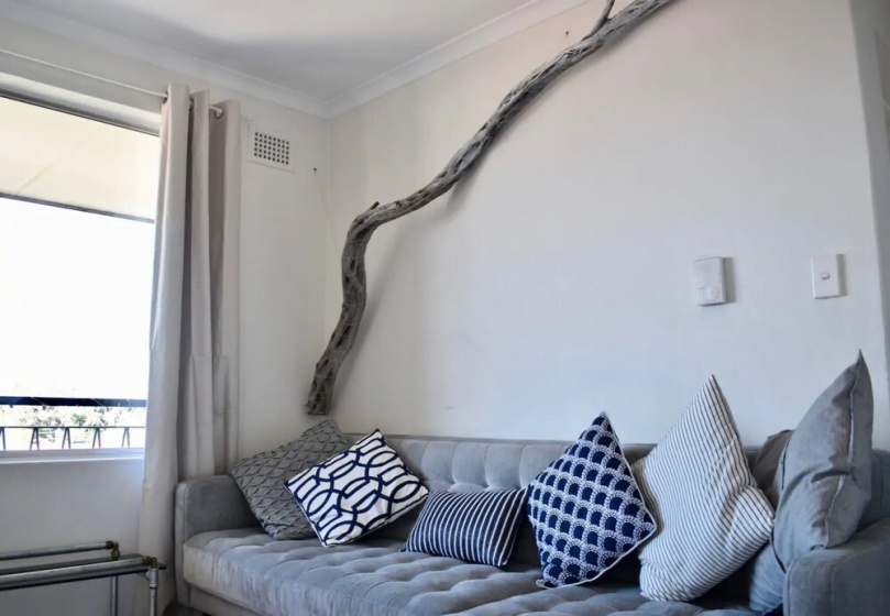 BRIGHT and airy TOP FLOOR apartment with FAB views — отель в Сиднее, Австралия
