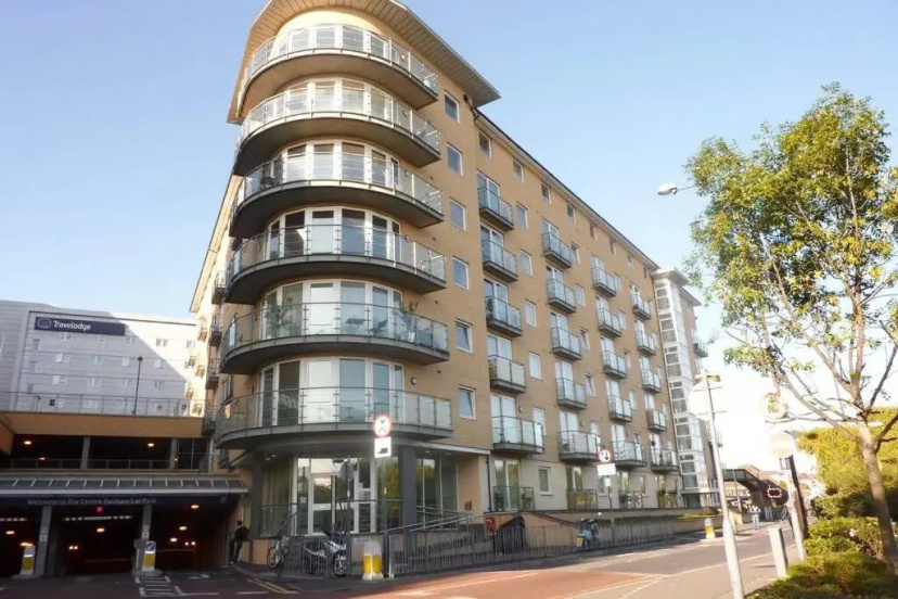 ⭑ Staywelcome- Stylish Apartment Near Heathrow, Skyline Views ⭑ — отель в Лондоне, Соединенное Королевство