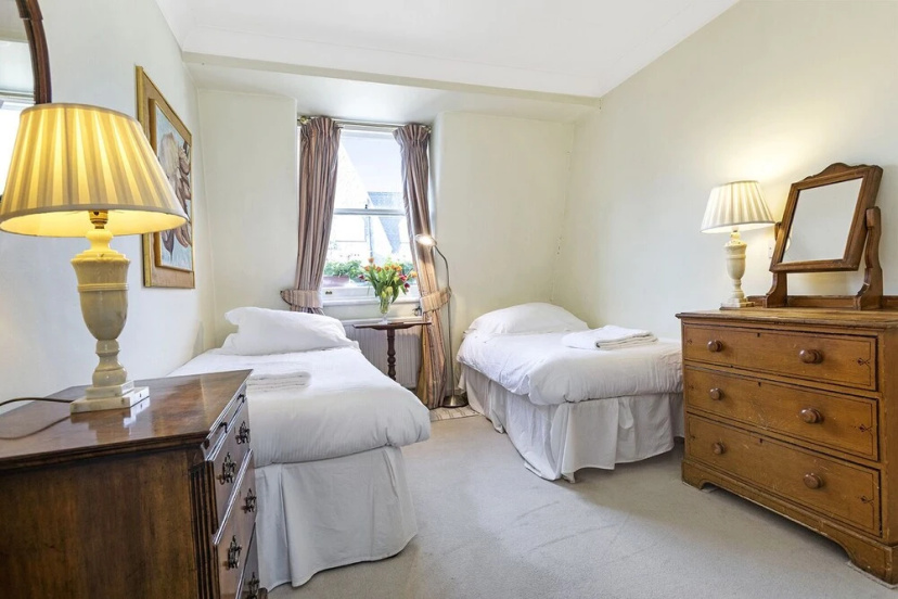 Цены на Typically English 2 Bedroom Apartment in Residential Area Near South Kensington в Лондоне